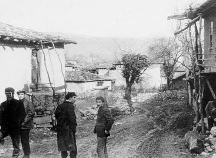Komer olayından sonraki kaçaklık günlerinde Amasya’nın Taşova İlçesi’nin bir köyünde. Sol önde Halil Çelimli, hemen arkasında Taylan Özgür; ortada İbrahim Seven, sağında Yusuf Aslan. Komer olayından sonraki kaçaklık günlerinde Amasya’nın Taşova İlçesi’nin bir köyünde. Sol önde Halil Çelimli, hemen arkasında Taylan Özgür; ortada İbrahim Seven, sağında Yusuf Aslan.